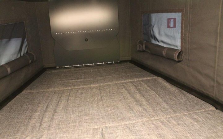 cellula abitativa per pick up: tessuto dei letti e divanetto di ottima qualità