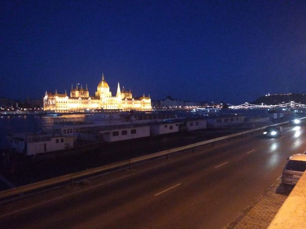 Budapest di notte nella zona del Danubio