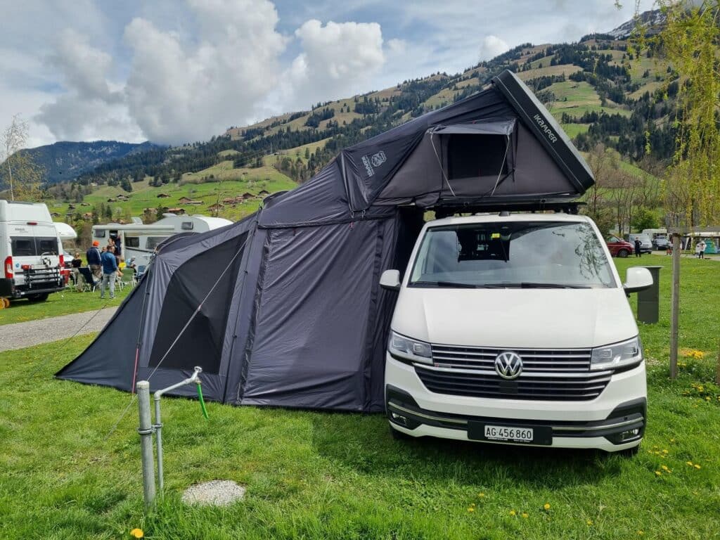furgone con tenda da tetto e veranda
