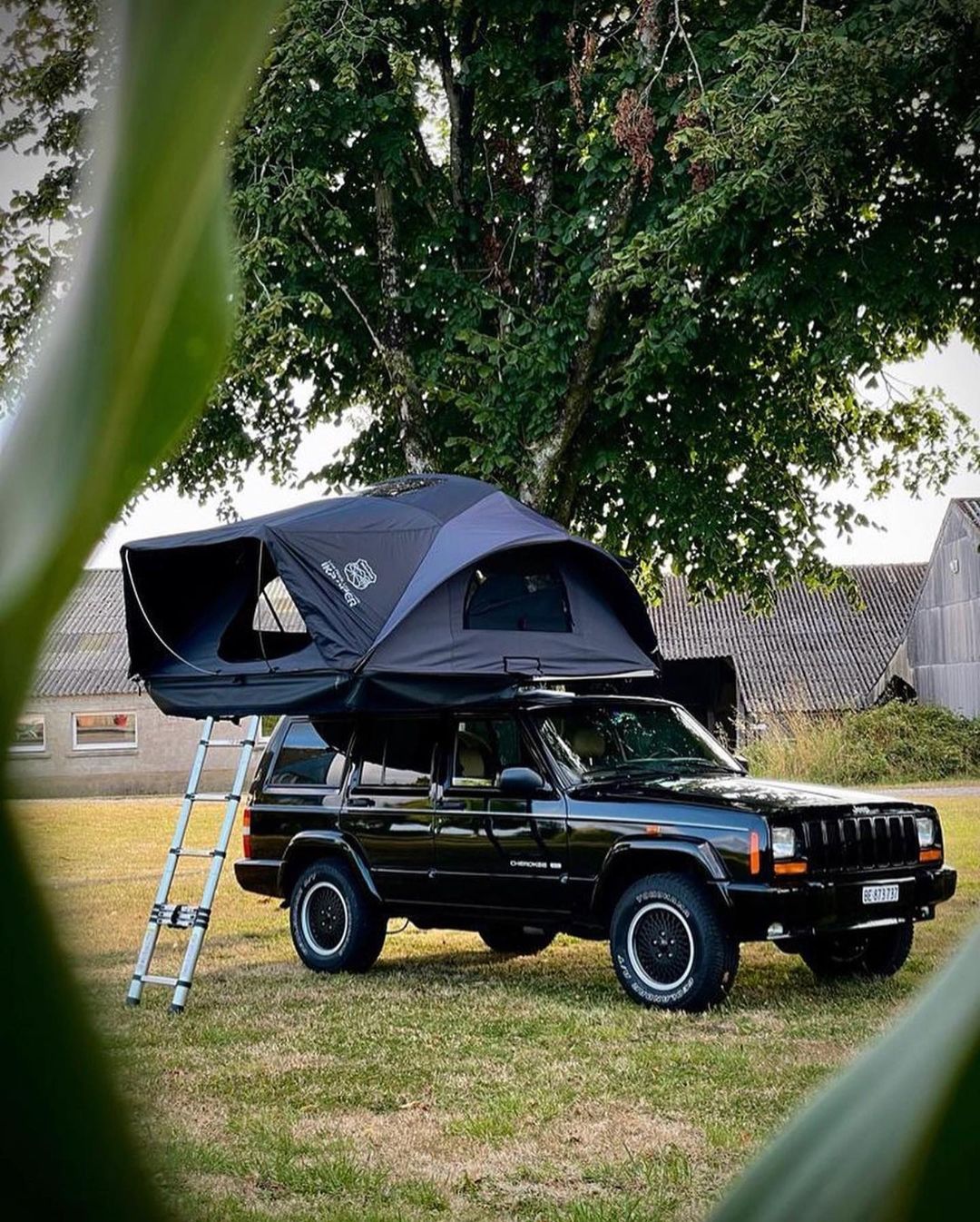 tenda per auto da 4 persone - skycamp 3.0 monata su Jeep Cherokee